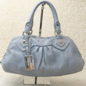 Ljusblå classic q baby groove marc Jacobs väska - Intressekoll på min världens finaste och gulligaste marc Jacobs väska som jag funderar på att sälja! Kom jättegärna med prisförslag/ skriv vad ni kan tänka att köpa den för💞