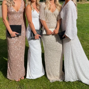 Balklänning  - Säljer nu min balklänning! Det är den vita med paljetter och smala band som korsas i ryggen och går att reglera storleken på. Den kommer ifrån Meshki och är i storlek xxs men skulle säga att den passar xs också! Endast använd en gång och inga defekter! Skriv vid fler frågor💞