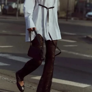 Svarta spetsbyxor från Zara - Superfina svarta spetsbyxor från Zara. Storlek M men passar mig som annars har S/XS💕