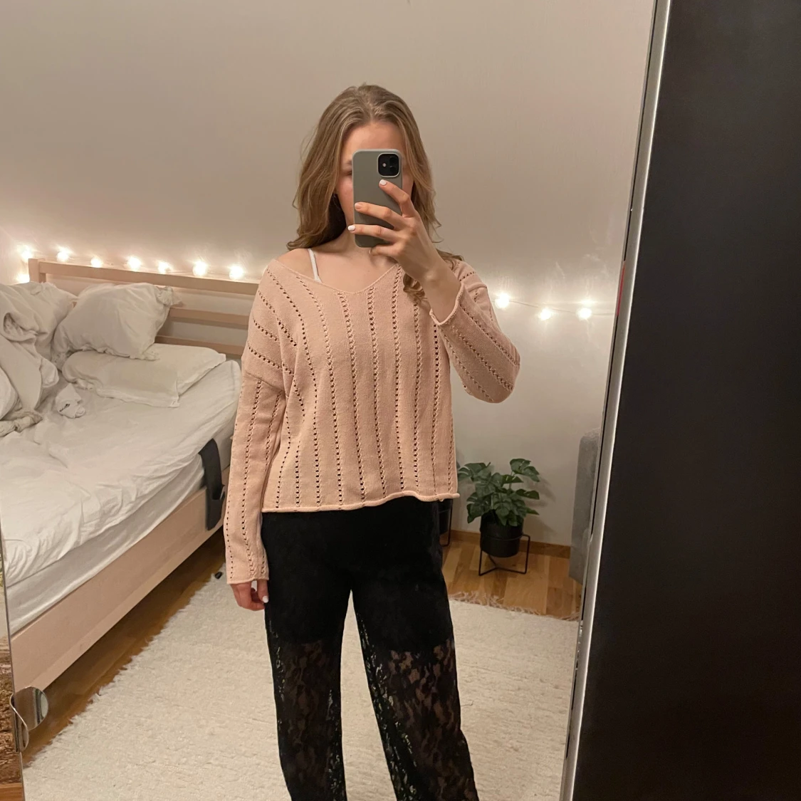Rosa stickad tröja med hålmönster