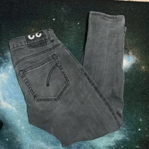 DONDUP GEORGE JEANS - -DONDUP George Jeans- storlek 32, benlängd 98cm, midjemått 38cm - Nypris runt 4000kr 