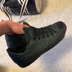 Philipmodels dåligt skick - Storlek 43 sulan är trasig