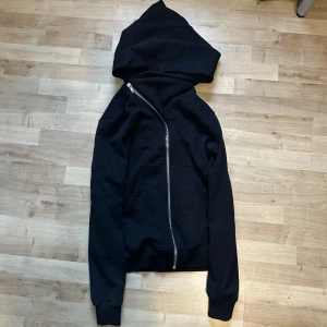 Rick Owens Hoodie - Rick owens "Mountain hoodie" Använd ett fåtal gånger. Har klippt av den långa drkshdw taggen. Har du några frågor äre bara och fråga. den är true to size och top skick 