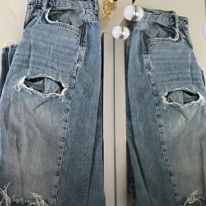 Två par jeans  - Säljer två par identiska jeans med slitningar från Gina, ett par i storlek 32 och ett par 34💓100kr/styck