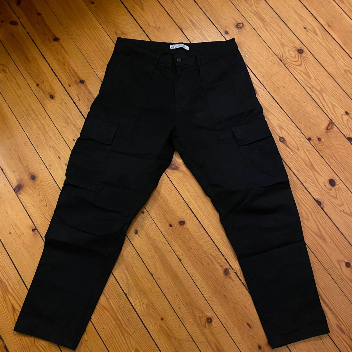 Svarta cargobyxor från Zara