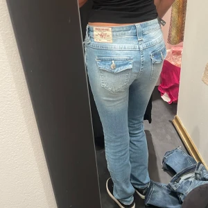 Ljusblå jeans från Truereligion  - Snygga ljusblå jeans från True religion med en klassisk femficksdesign. Köpta från raglady och ksk har eventuellt kvar kvittot. Använts 1-2 gånger då dom inte är min stil, nypris 1299