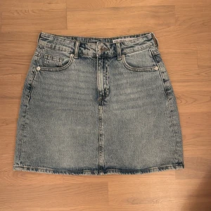 Jeanskjol från Vero Moda - Super fin kjol som köptes sommaren 2024!💞