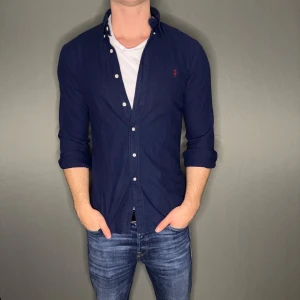 Ralph lauren skjorta - Hej säljer nu min fina Ralph Lauren skjorta i storlek S. Den är i nyskick och kommer vara otroligt snygg i höst/vinter. Nypris cirka 1500kr! Vi kommer att sälja liknande produkter nu närmare vinter så glöm inte följa profilen!🌊🍾