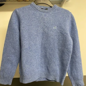 Blå stickad tröja från Henry Cottons - Säljer en snygg blå stickad tröja från Henry Cottons. Tröjan har en rund halsringning och långa ärmar. Perfekt för kyligare dagar. 💙Var XXL men krympt i tvätten och motsvarar nu storlek S