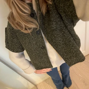 Cape/ väst/ kortärmad jacka - Såå fin cape/ väst/ kortärmad jacka som är köpt på en marknad i London😍