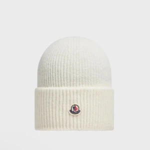 Vit stickad mössa från Moncler - Snygg vit stickad mössa från Moncler med ribbad kant och broderad logotyp framtill. Perfekt ny till vintern (inte äkta!)