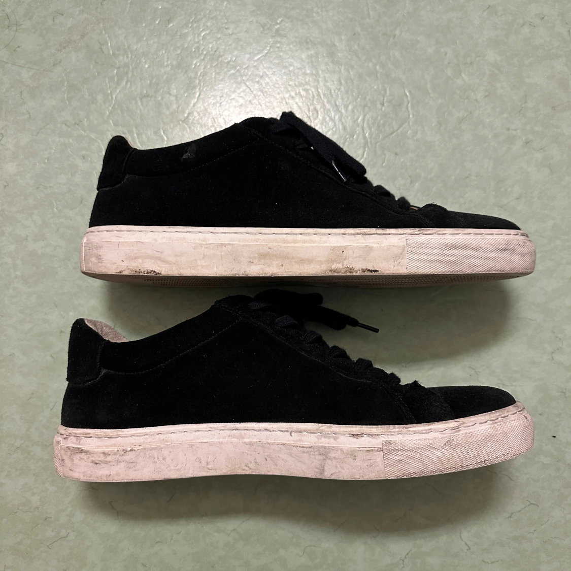 Svarta sneakers i mocka