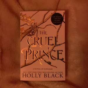 The Cruel Prince - Original pris: 200kr. Helt ny, säljs bara för att jag råkade få dubbelt i julklapp! Väldigt populär bok om Jude och Cardan. Notera att den är på engelska‼️