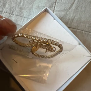Mina Zara bracelet crystal gold  - Helt ny och oanvänd. Nypris 595kr