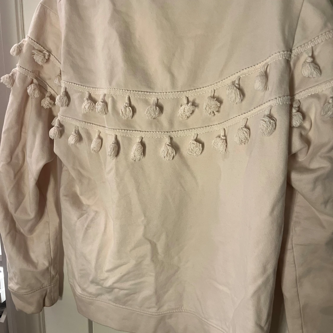Beige tröja med tofsdetaljer - 90