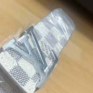 Bälte  - Ny vitt bälte för salu 105cm