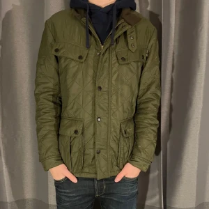 Barbour fieald jacka  - Nästen helt ny fieald jacka , använt 2 - 3 gånger. Ny pris 3000 mitt pris 650 . Kan gå ner i pris vid bara snabb affär, jag är  183cm lång  på bilden . hör av er vid frågor. 