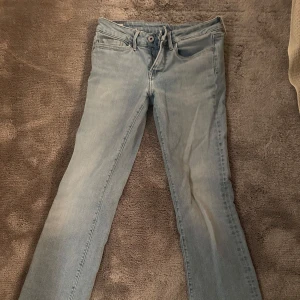 Bootcut jeans i ljusblå denim - Snygga bootcut jeans som är midwaist men sitter som perfekt lowwaist och dem är mer bootcut på än vad bilden visar. Dem är från pepe jeans och jag köpte dem för ett år sedan för 1100 kr på Zalando men dem har inte kommit till användning riktigt. Inga som helst defekter finns heller, skriv för frågor!!😇😇