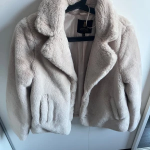 Beige teddyjacka  - Mysig beige teddyjacka använd 1 gång.