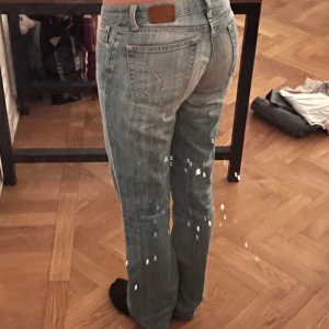 Blå jeans med låg midja - Snygga blå jeans från big star med låg midja och klassisk femficksdesign. De har en straight passform och är dekorerade med ljusa slitningar för en trendig look. Jag är 171 cm och bär storlek 36