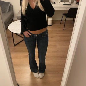 Low waist jeans - Low waist jeans, stolen 26 vilket motsvarar en storlek xs/s, jag är 167, midjemått 38 och innerbenslängd 80💗