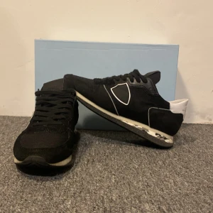 Svarta sneakers från Philippe Model - Säljer dessa extremt feta Philippe model trainers i princip ny skick(endast använda 2-3 ggr) | Skorna är i storlek 39 men passar 40/41 | Allt og ingår | Nypris ligger på 3299 | tveka inte på att höra av er vid frågor och funderingar//