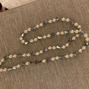 Halsband med stenar - Längre halsband med stenar (ej äkta) 🖤🤍 Jättefint att styla tillsammans med andra halsband 💖Superfint skick, lite mörk på knäppet i nacken men inget som stör 🌸