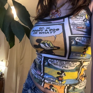 Cartoon linne - Trendigt linne med ett färgglatt serietidningstryck. Toppen har en tight passform och är ärmlös, perfekt för en avslappnad stil. Den har en rund halsringning och är gjord i ett mjukt material. 