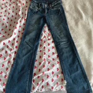 Blå bootcut jeans från Bik Bok - Bikbok jeans som inte säljs längre.använd 1 gång låg midjade bootcut 