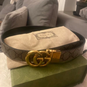Gucci Marmont reversible belt - 1 st Marmont reversible belt 3 cm bredd, 83 cm 4000kr  Inköpta på Gucci Birger Jarlsgatan i Stockholm dec 2023. Använda ett fåtal gånger och i absolut nyskick. Dustbag & låda medföljer. Kvityo finns.