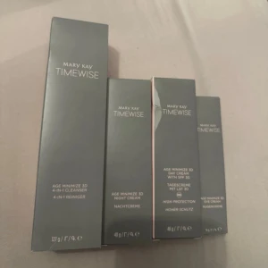 Mary Kay Timewise Set - Helt nya Timewise age minimize 3D 4-in-1 cleanser. Datum till april 2025 Night cream. Datum till mars 2025 Day cream with SPF 30. Datum utgått juni 2024 Eye cream. Datum till augusti 2025 Därav billigt pris Nytt pris 2400:- 