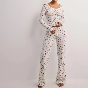 Pyjamas Nelly - Båda delarna i XXS, slutsålda på hemsidan, använt max 3 gånger men byxorna är alldeles för långa för mig som är 167. Säljer inte under 500kr🫶🏼nypris sammanlagt är 550kr