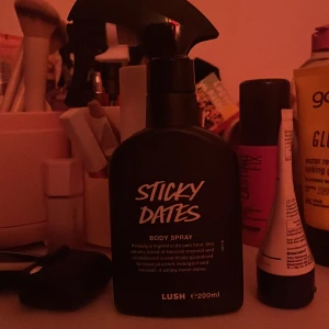 Sticky Dates Body Spray från Lush - Jag säljer denna då jag råkade beställa hem fel parfym!! Den luktar otroligt gott, en riktig gorume doft som håller hela dagen ( jag har använt typ 3 gånger) och fått otroligt mycket komplimanger för den, men det var egentligen inte den jag ville köpa. 