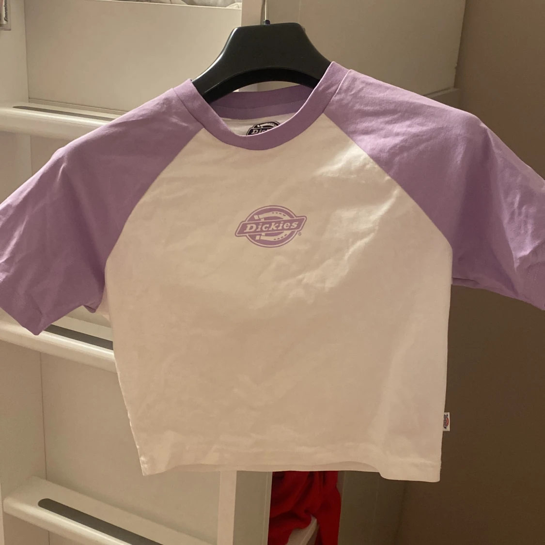 Vit och lila t-shirt från Dickies