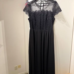 Festklänning  - En mycket fin lång festklänning köpt på TWINS. Klänningen har använts totalt 3 gånger på bröllop. Klänningen har ett skönt material och rekommenderar verkligen den till festliga tillfällen💗