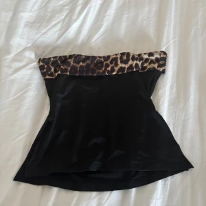 Leopard topp - Jättesnygg svart leopard topp med slits på båda sidorna som passar perfekt till en utekväll eller middag! Aldrig använd, helt nyköpt. Storlek är xs men passar också s. Skriv för fler bilder💕