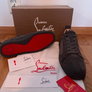 Christian Louboutin skor - Snygga grå sneakers i mocka från Christian Louboutin med den ikoniska röda sulan🩸. Skorna har snörning och en stilren design som passar perfekt för en trendig look. Passar en vardaglig outfit perfekt men passar även till en fest outfit😍👟Skriv gärna innan ni köper. INTRESSANT MED VISSA BYTEN! Skriv för fler och bättre bilder🙏 pris kan diskuteras