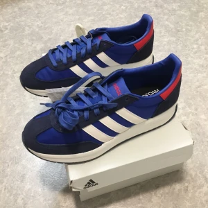 Blå och vita sneakers från Adidas - Helt nya adidas skor