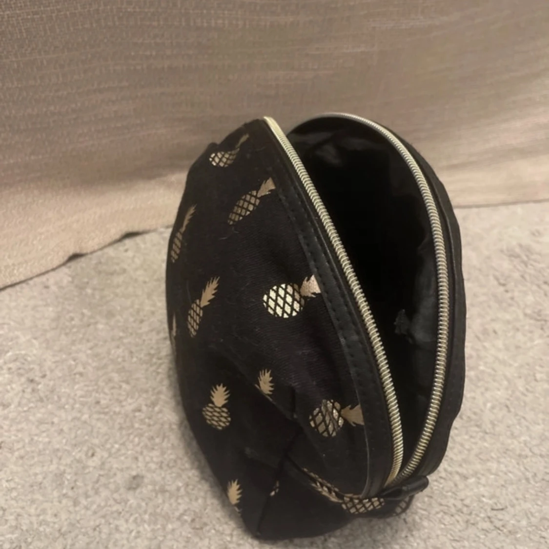 Svart necessär med ananasmönster - 93