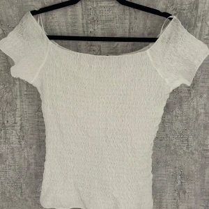 Vit offshoulder topp - Så fin topp från Zara! Helt ny med lappen kvar. Passar storlek S/M. Jag har vanligtvis S och den sitter bra på mig. 