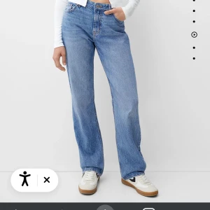 Oanvända jeans stradivarius  - Mid waist, sälj pga de är för små och returtiden har gått ut. 