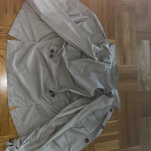 Massimo dutti jacka - M/L storlek. Lite större än M. Köpt i butik i Barcelona. Har inget kvitto dock. Köptes för 1200kr ~ 100 euro.  Fortfarande i bra skick då jag knappt använt den. Kanske 2-3 gånger då den har varit för stor för mig. Inga synliga deflekter. 