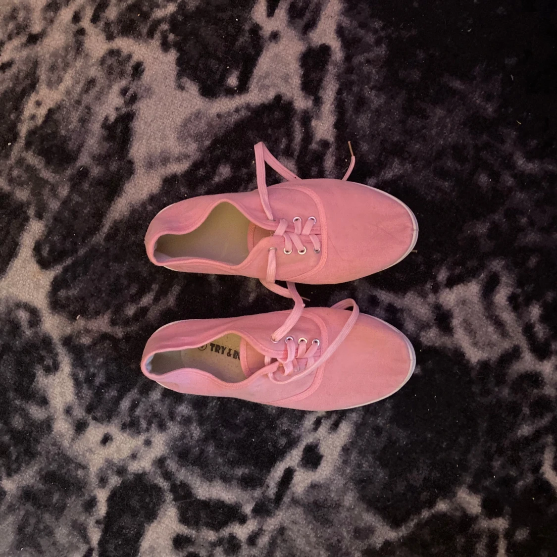 Rosa sneakers från Try & Buy