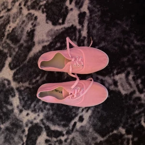 Rosa sneakers från Try & Buy - Säljer ett par rosa sneakers från Try & Buy. De har en enkel design med snörning och är perfekta för vardagsbruk. Skorna är i storlek 41 och ser ut att vara i bra skick.