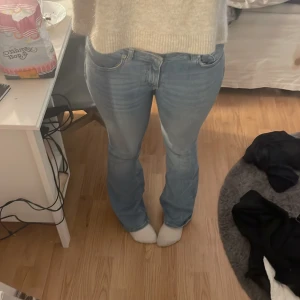 Ljusblåa jeans  - Hej jag säljer nu mina jättesköna jeans från lager, nypris är 400 och de är i väldigt fint skick 