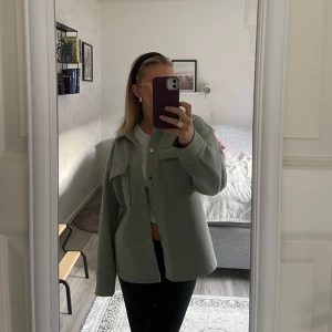 Grön höstjacka  - Höstig jacka i strl xs men är stor i storlek så passar även s. Har små fläckar (se sista bilden) men annars är den i väldigt bra skick🤍🤍