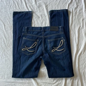 Coola jeans - Bra skick! Lite slitna längst ner på benen (andra bilden) mått: midjemått rakt över 42 grenhöjd 26 lår ca 28 benöppning 19,5 Innerbenslängd 87,5 cm💗 jag är 180 och brukar ha 38/m