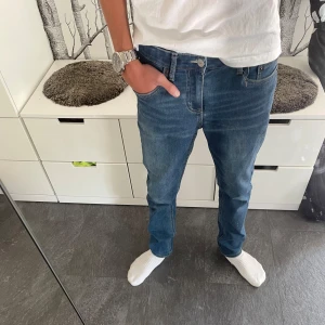 Blå jeans från Levi's - Säljer ett par sjysta blå jeans från Levi's. De har bekväm passform och Perfekta för vardagsbruk. Jeansen är i nästan i nyskick och storlek 164/14-15 år Men passar perfekt på mig som 174 😄