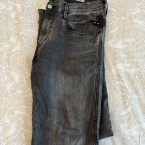 Replay anbass -  || Replay Anbass Jeans || 9/10 skick || nypris-1600kr, säljes för 249kr || stl w34 l32 (sitter mindre) || Bara att skriva vid frågor eller funderingar.