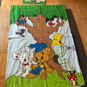 Sängkläder  - Sängkläder med bamse. Passar till vanliga kuddar och täcken. 
